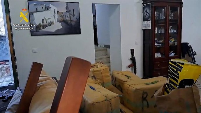 Fardos de droga y armas incautados en una casa rural en la desembocadura del Guadalquivir.