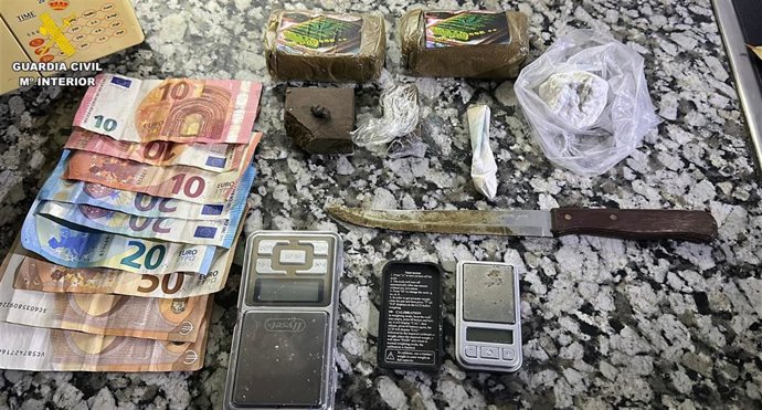 Droga y dinero intervenido en una vivienda de Paterna de Rivera.