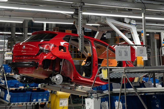 Archivo - Montaje en una factoría del nuevo modelo de Cupra Fomentor y Cupra León durante una visita guiada a la fábrica de Seat en Martorell, a 27 de junio de 2024, en Martorell, Barcelona, Catalunya (España). El motivo de la visita es observar el inicio
