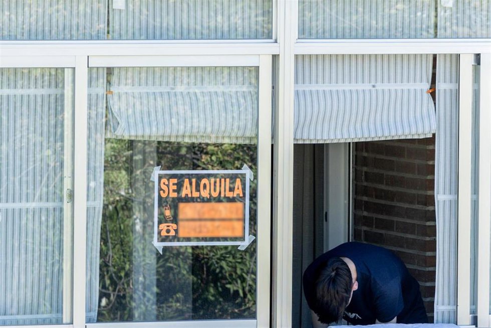 Archivo - Un cartel de 'Se alquila' en la ventana de una vivienda