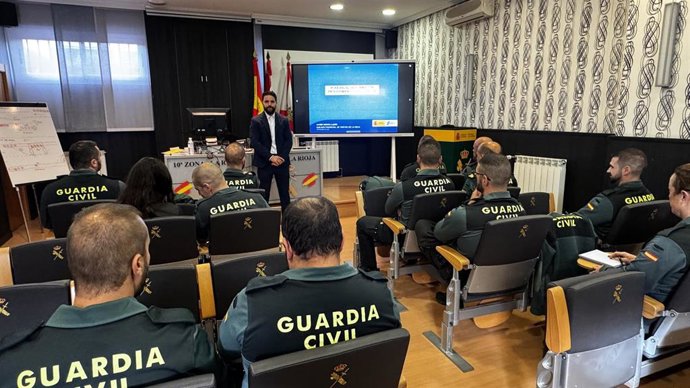 La DGT imparte una jornada de formación interadministrativa a la Guardia Civil en La Rioja