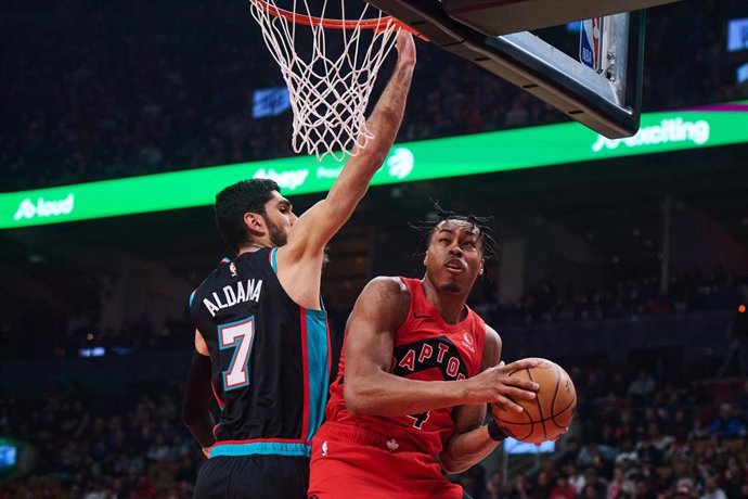 Scottie Barnes y Santi Aldama durante el encuentro entre Raptors y Grizzlies