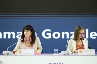 Archivo - La ministra de Igualdad, Ana Redondo (i), preside el Comité de Crisis del Ministerio de Igualdad, junto a la delegada del Gobierno contra la Violencia de Género, Carmen Martínez Perza (d), en el Ministerio de Igualdad, a 10 de julio de 2025, en 