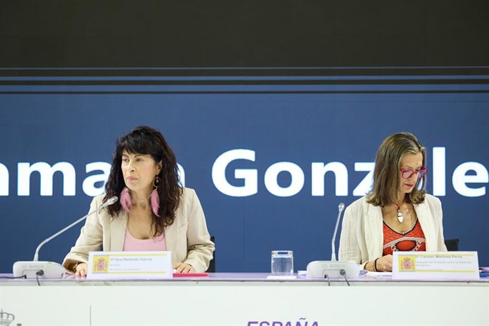 Archivo - La ministra de Igualdad, Ana Redondo (i), preside el Comité de Crisis del Ministerio de Igualdad, junto a la delegada del Gobierno contra la Violencia de Género, Carmen Martínez Perza (d), en el Ministerio de Igualdad, a 10 de julio de 2025, en 