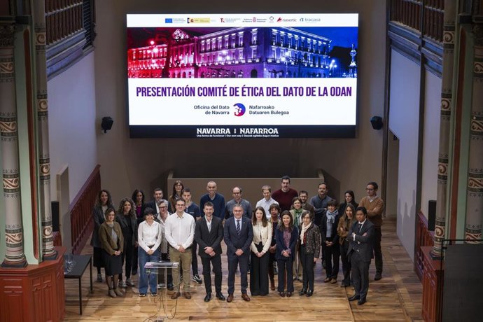 El consejero, con las personas que forman pate del Comité de Ética de la Oficina del Dato de Navarra.