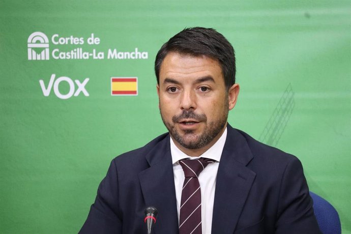 Archivo - - El portavoz del Grupo Parlamentario Vox, Iván Sánchez, en rueda de prensa.