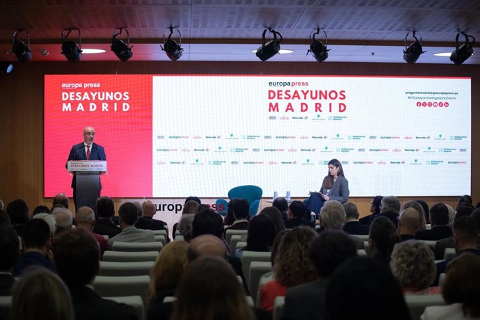 El Delegado del Gobierno en la Comunidad de Madrid, Francisco Martín Aguirre, y la delegada de Europa Press en la Comunidad de Madrid, Sara Pérez Tejera, durante un desayuno informativo organizado por Europa Press