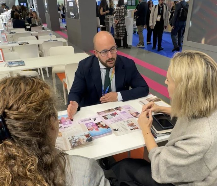 El responsable de Turismo del Patronato de la Diputación de Cádiz, Germán Beardo, en una reunión mantenida en una edición anterior de la World Travel Market de Londres.