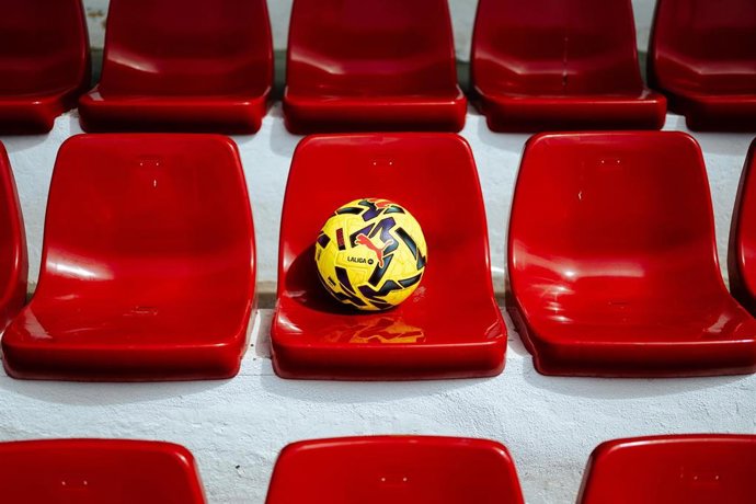 LaLiga y Puma presentan el balón de invierno 2025-26, inspirado en el universo del 'motorsport.