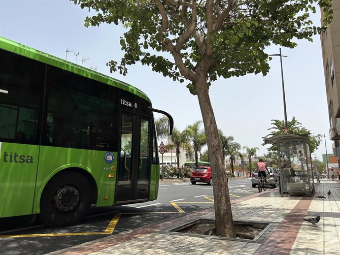 Archivo - Parada de guagua en La Cuesta, en La Laguna