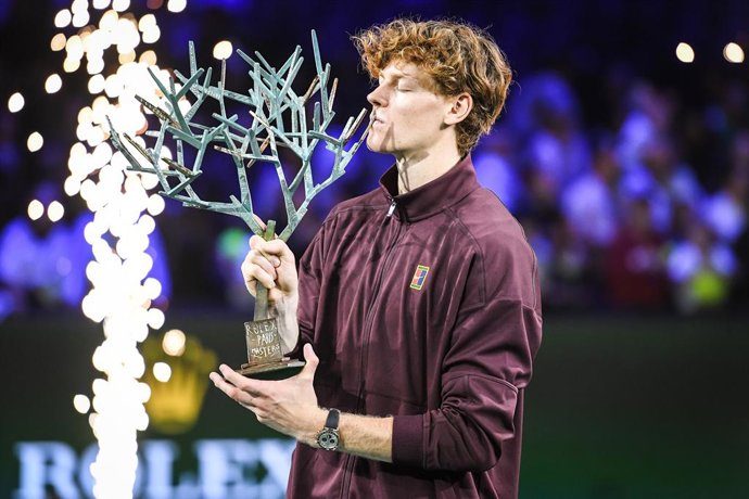 02 November 2025, France, Nanterre: Italian tennis player Jannik Sinner celebrates with the trophy after his victory in the final match of the Paris Masters tennis tournament against Canada's Felix Auger-Aliassime. Photo: Matthieu Mirville/ZUMA Press Wire