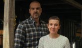 Foto: Millie Bobby Brown denunció a David Harbour, su padre en Stranger Things, por "acoso e intimidación" en el set