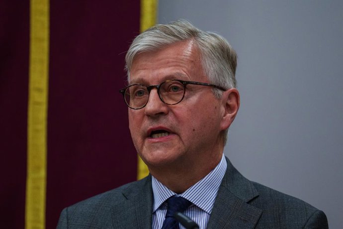 Archivo - El secretario general adjunto de Operaciones de Paz de Naciones Unidas Jean-Pierre Lacroix , durante una reunión con la ministra de Defensa, Margarita Robles, en el Ministerio de Defensa, a 2 de abril de 2025, en Madrid (España).