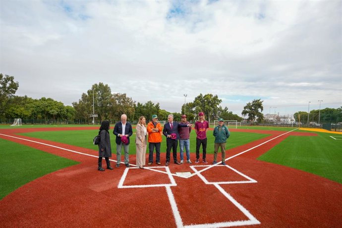El alcalde de Sevilla, José Luis Sanz, supervisa los trabajos de renovación del césped del campo del Centro Deportivo Amate