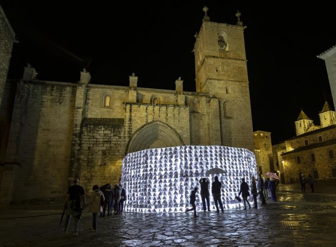 Instalación 'En hojas blancas' para impulsar la candidatura de Cáceres 2031