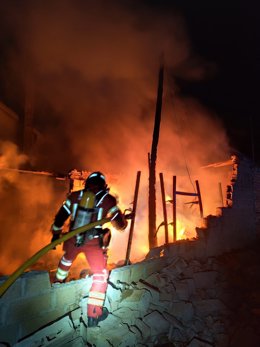 Bomberos del SEPEIS de la Doiputación de León intervienen en el incendio de una vivienda en Astorga.