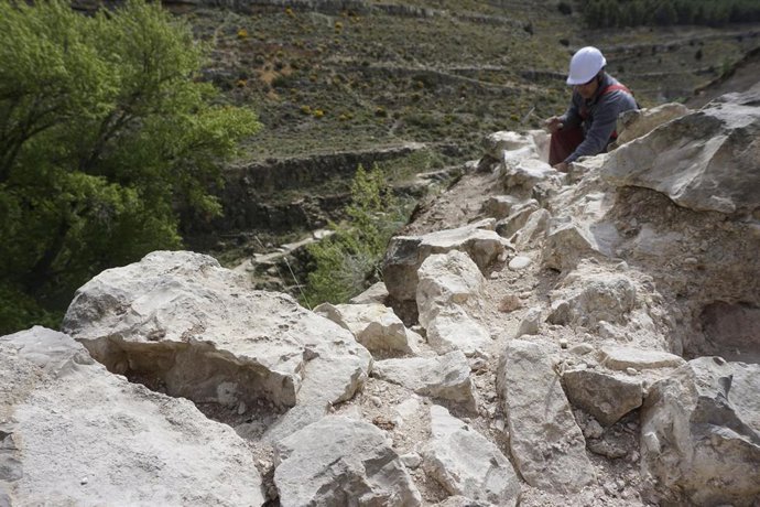 Archivo - Imagen de archivo de los trabajos de recuperación de la muralla de Albarracín.