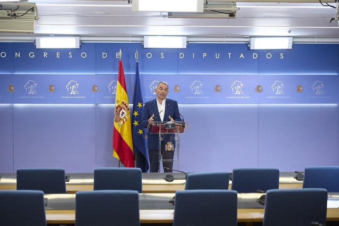 Archivo - El portavoz de IU y diputado de Sumar, Enrique Santiago, durante una rueda de prensa, en el Congreso de los Diputados,