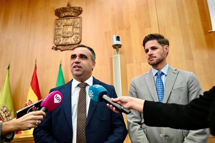 El presidente de la Diputación de Granada, Francis Rodríguez, atiende a los medios en presencia del diputado provincial de Deportes, Eric Escobedo