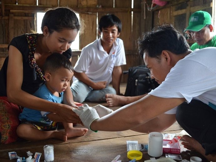 Archivo - Arquivo - Uma criança é atendida por um médico.
