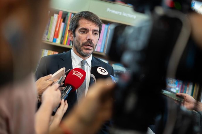 El ministro de Cultura, Ernest Urtasun, atiende a los medios, a 21 de octubre de 2025, en Paiporta, Valencia, Comunidad Valenciana (España). Ambos han visitado diversos espacios culturales valencianos afectados por la dana.