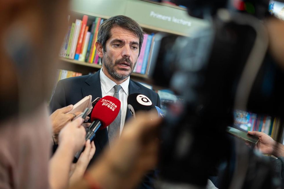 El ministro de Cultura, Ernest Urtasun, atiende a los medios, a 21 de octubre de 2025, en Paiporta, Valencia, Comunidad Valenciana (España). Ambos han visitado diversos espacios culturales valencianos afectados por la dana.
