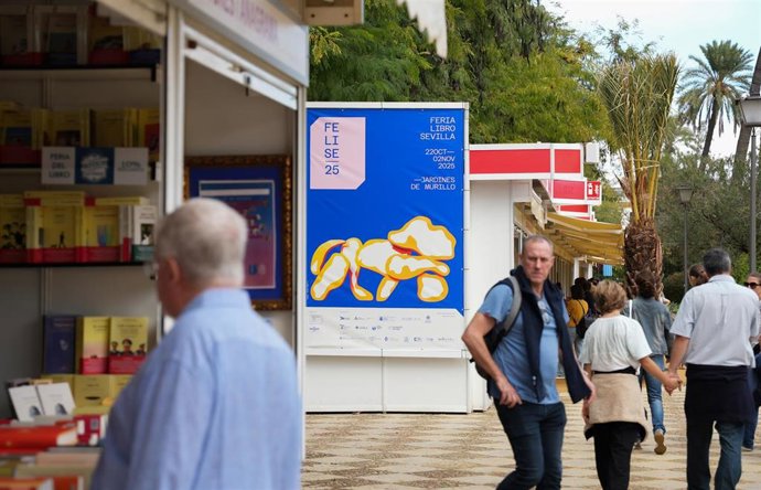 Imágenes de visitantes en la Feria del Libro de Sevilla (Felise). Imagen de archivo