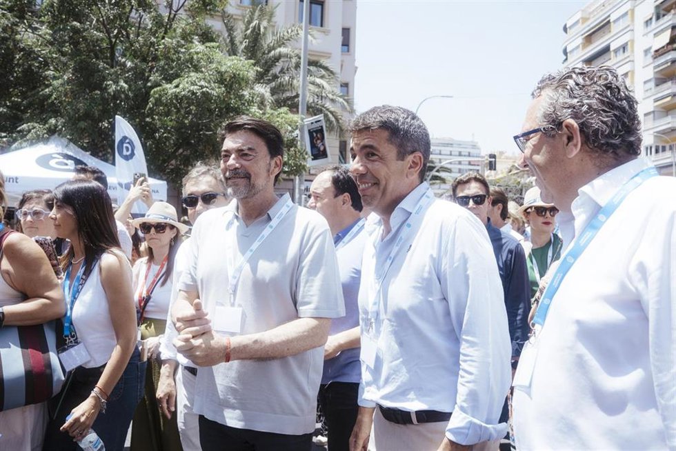 Archivo - En el centro de la imagen, Luis Barcala y Carlos Mazón durante una mascletá de las Hogueras de Alicante