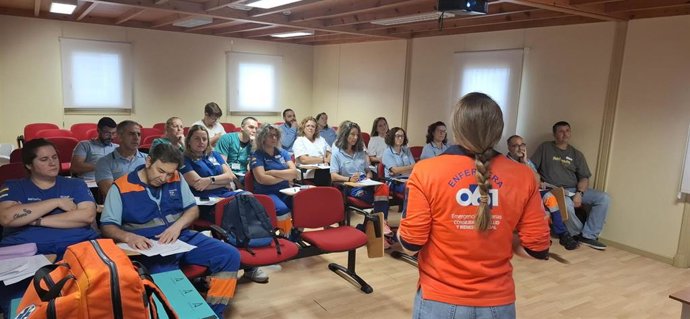 Médicos y enfermeros de Urgencias Extrahospitalarias del Campo de Gibraltar recibiendo formación de atención al parto.