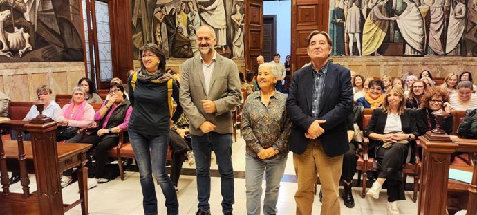La directora del Servicio de Bibliotecas de Navarra, Clara Flamarique; el diputado delegado de Archivos y Bibliotecas, José Manuel Latorre, la presidenta de AMIBAR, Chus Justo y el director del Instituto Cervantes, Luis García Montero, en la DPZ