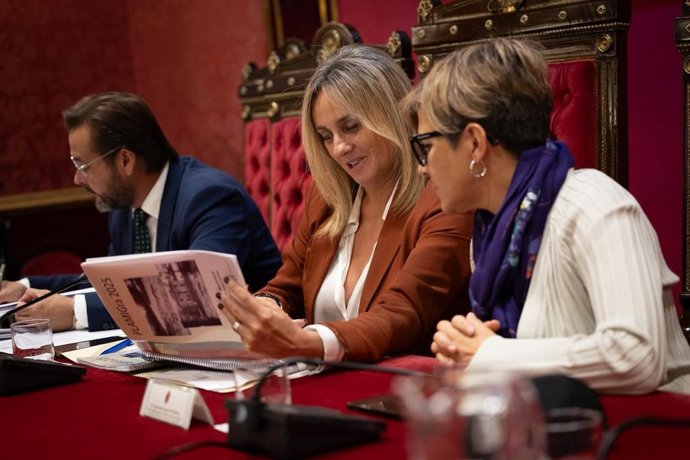 Desde la izquierda, el delegado del Gobierno andaluz en Granada, Antonio Granados, la alcaldesa, Marifrán Carazo, y la concejala de Protección Ciudadana, Ana Agudo