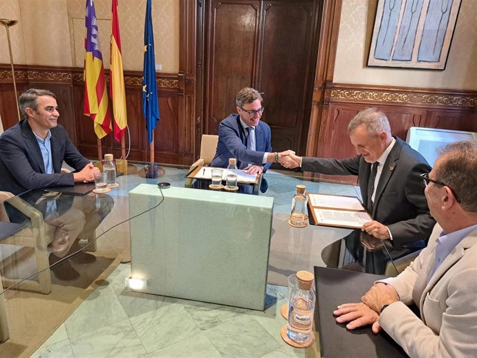 El conseller de Economía, Hacienda e Innovación, Antoni Costa, y el rector de la UIB, Jaume Carot, estrechan la mano este lunes en la presentación de la nueva cátedra de Ciberseguridad.