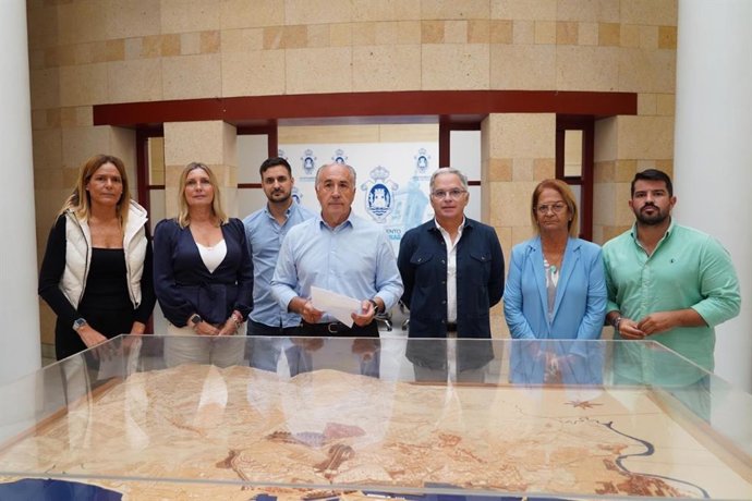 El alcalde de Algeciras (Cádiz), José Ignacio Landaluce (PP), junto a miembros de su gobierno local en el Ayuntamiento.