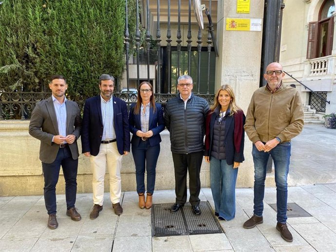 La portavoz del PP de Granada, Lourdes Ramírez, en el centro en la imagen, en comparecencia informativa con cargos de la formación ante la Subdelegación del Gobierno
