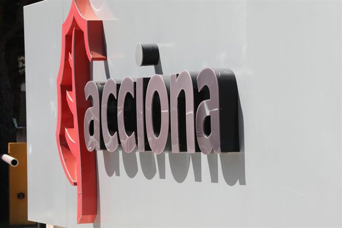 Archivo - Cartel de la empresa Acciona colocado en una de sus oficinas de la capital, en Madrid, (España), a 10 de septiembre de 2020.