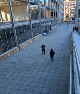 Ovidio Zapico, hablando por teléfono en las inmediaciones del Easmu