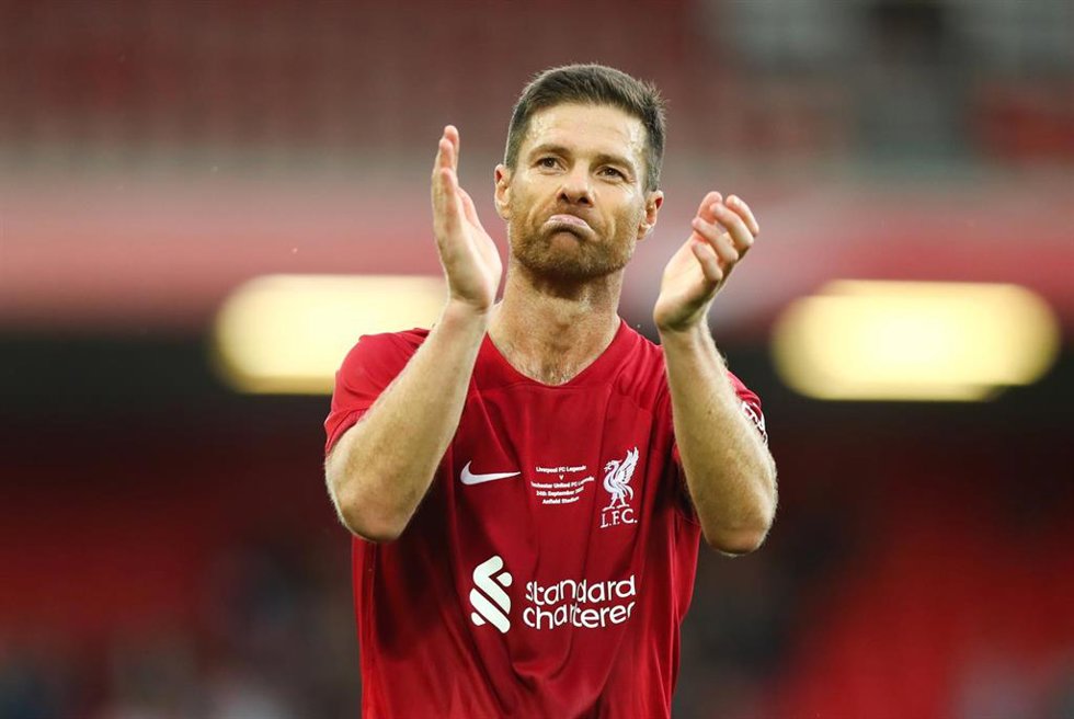 Archivo - El ahora entrenador del Real Madrid, Xabi Alonso, aplaude durante un partido de las leyendas del Liverpool, equipo en el que jugó entre 2004 y 2009.