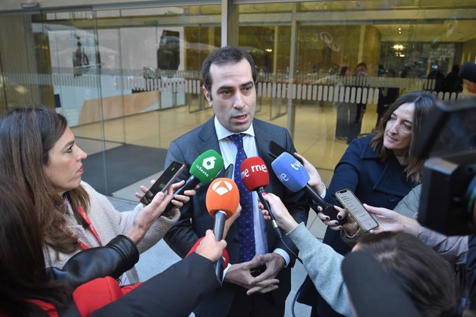 O Ministro da Economia e Comércio, Carlos Cuerpo, atende à imprensa em sua chegada ao 12º Congresso Anual de Multinacionais com a Espanha, no Edifício Beatriz, em 3 de novembro de 2025, em Madri (Espanha). O Congresso, que está sendo realizado sob o títul