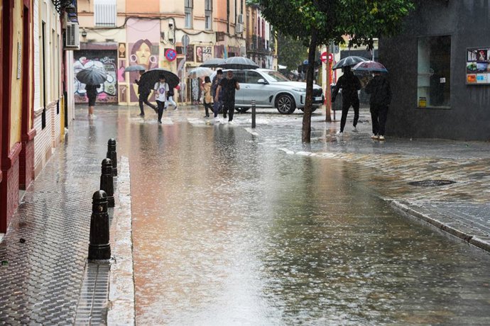 Calles anegadas de agua tras las lluvias torrenciales que en la jornada de hoy, 29 de octubre, se ha vivido en la capital hispalense. A 29 de octubre de 2025, en Sevilla (Andalucía, España). 