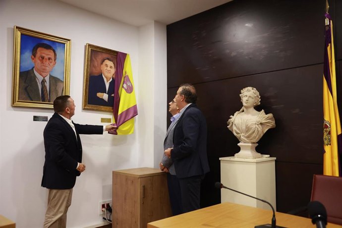 El presidente de la Diputación de Sevilla, Javier Fernández, durante el homenaje al exalcalde de Umbrete Joaquín Fernández Garro. 