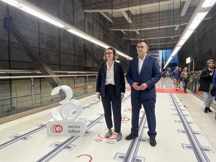 La diputada general de Bizkaia y presidenta del Consorcio de Transportes de Bizkaia (CTB) y de Metro Bilbao, Elixabete Etxanobe; y el director gerente de Metro Bilbao, Eneko Arruebarrena