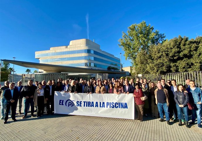 Concentración con cargos públicos de ayuntamientos de la provincia de Granada ante la Diputación