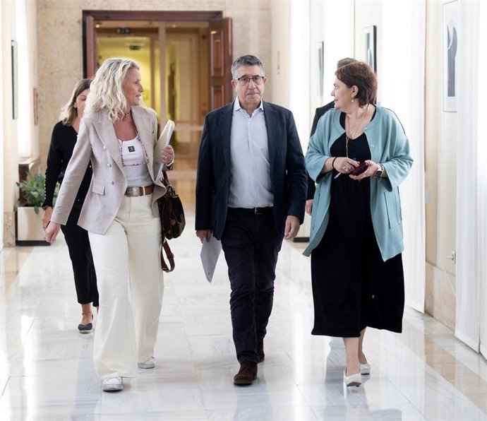 Archivo - La diputada del PSOE Montse Mínguez (i) y el portavoz del PSOE en el Congreso, Patxi López (c), a su llegada a una reunión de la Junta de Portavoces, en el Congreso de los Diputados, a 1 de octubre de 2025, en Madrid (España).
