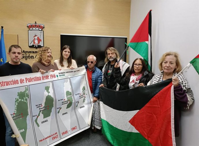 El activista e integrante de la 'Flotilla de la Libertad', Edu Lucas (tercero por la dcha), representantes de Asturies con Palestina, los portavoces de IU y de Podemos, Javier Suárez Llana y Olaya Suárez, y la concejala socialista Marina Pineda.