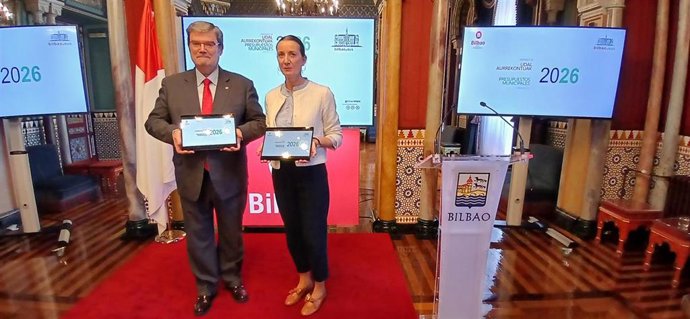 El alcalde de Bilbao, Juan Mari Aburto, y la concejal de Hacienda, Marta Ajuria, presentan el proyecto de presupuestos para 2026.