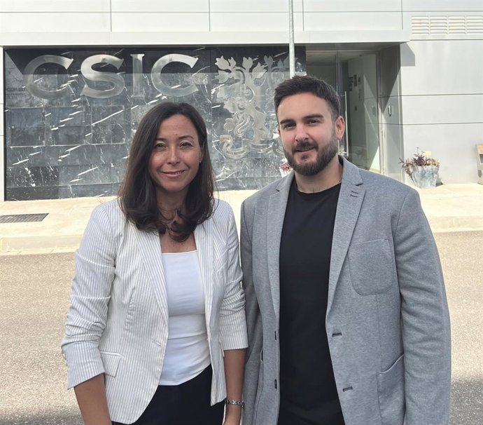 Os pesquisadores do IAS-CSIC de Córdoba que participaram do consórcio científico internacional que decifrou o pangenoma da aveia, Elena Prats e Francisco Canales.