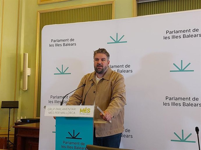 El portavoz parlamentario de MÉS per Mallorca, Lluís Apesteguia, en rueda de prensa