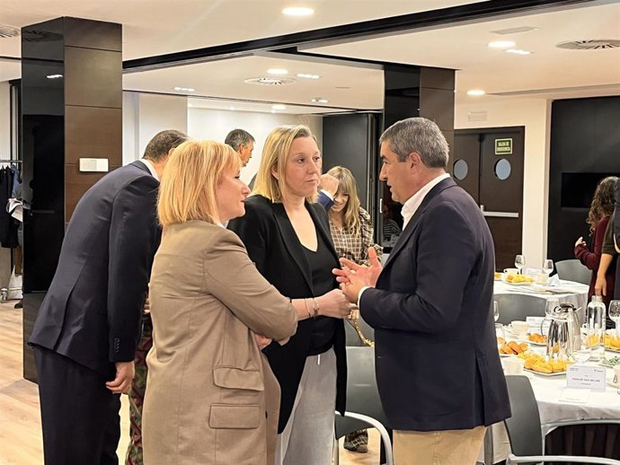 La vicepresidenta regional, Isabel Blanco, junto a la consejera de Industria y Empleo, Leticia García, y el director del mundo de Castilla y León, Pablo Lago.