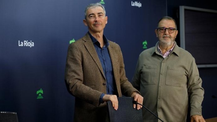 El director general de Medio Natural y Paisaje, Ignacio Sáenz de Urturi, junto al presidente de la Federación Riojana de Fotografía, Xavier García.