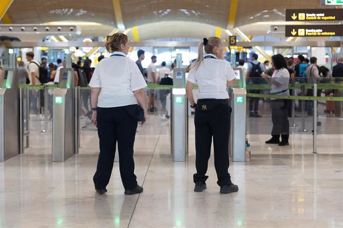 Archivo - Viajeros en el Aeropuerto Adolfo Suárez Madrid-Barajas, a 15 de septiembre de 2025, en Madrid (España). 